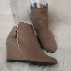 BCBG Paris Wyno Wedge Bootie Sz. 39